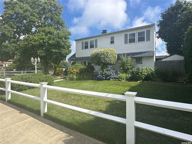 view of front facade featuring a front yard