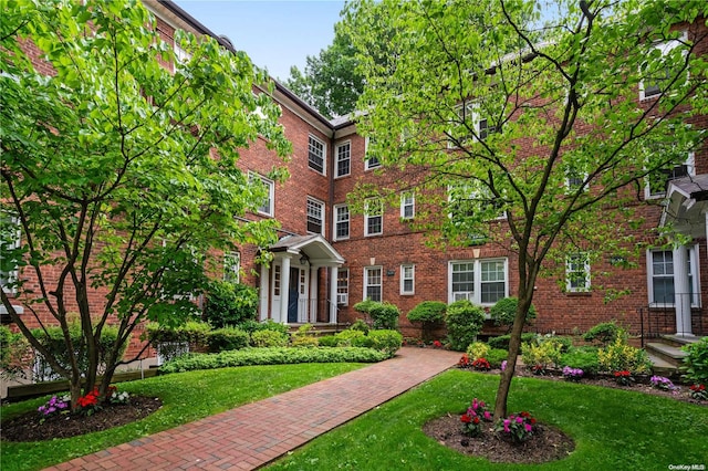 view of front of home featuring a front yard