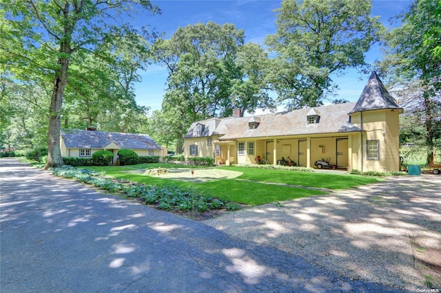 view of front facade featuring a front lawn