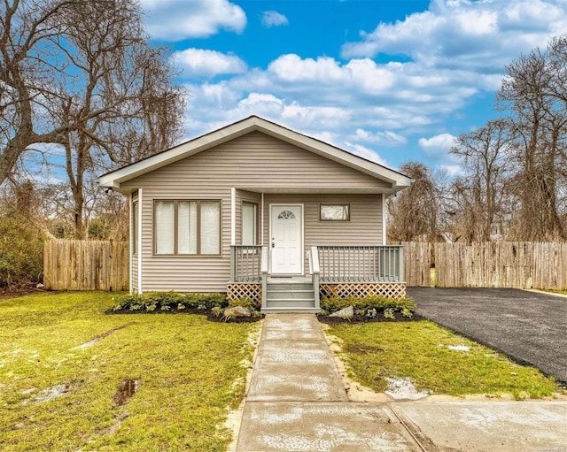 view of front of property featuring a front lawn