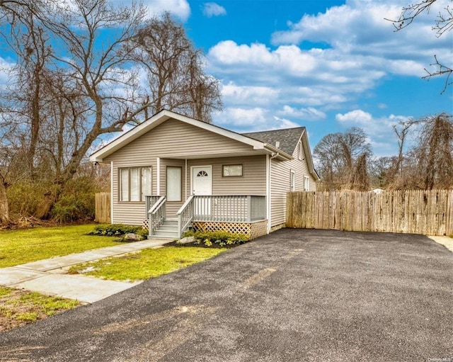 view of front of home featuring a front lawn