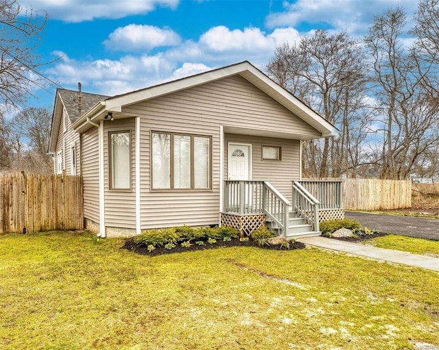 view of front facade with a front yard