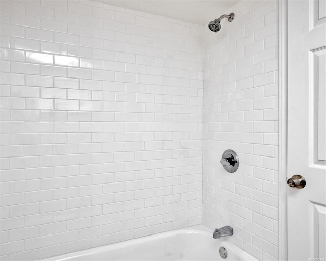 bathroom with tiled shower / bath combo