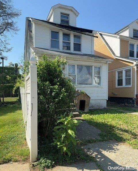 view of front of property with a front lawn