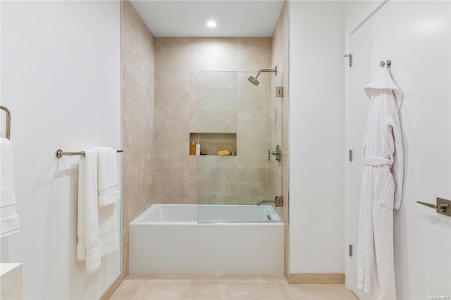 bathroom with combined bath / shower with glass door