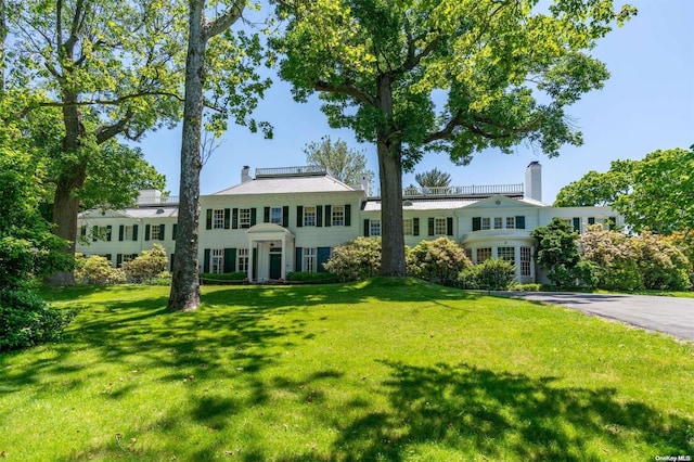 view of front of property with a front yard