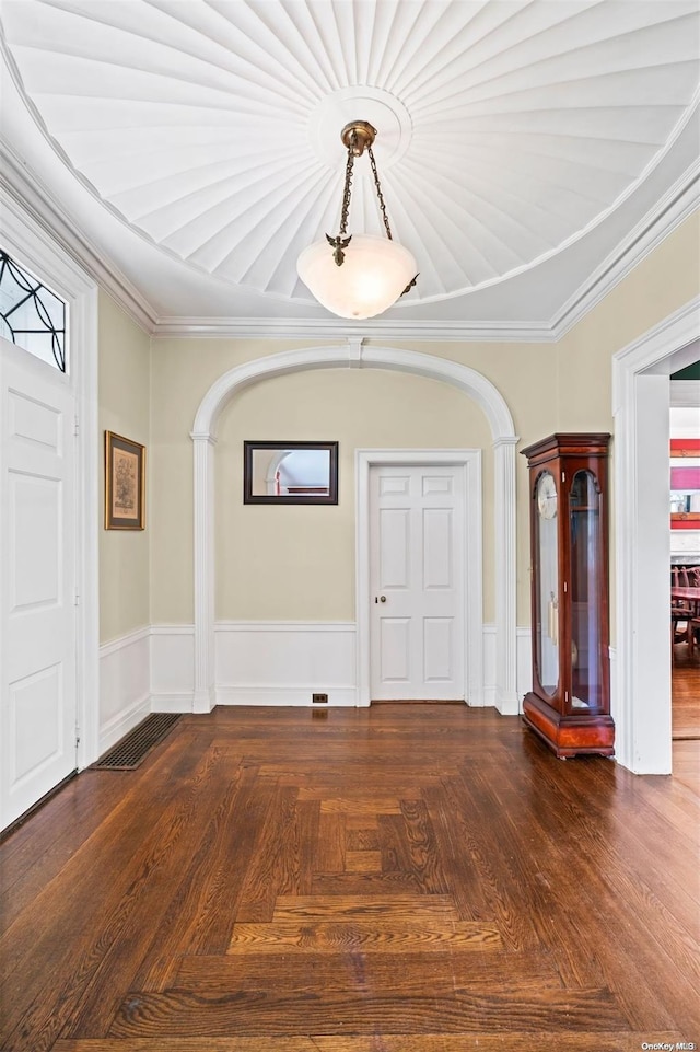 foyer with crown molding