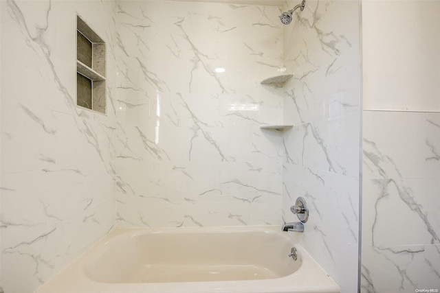 bathroom with tiled shower / bath