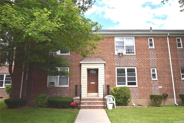 view of front facade with a front yard