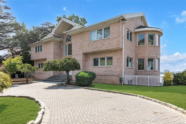 view of front of property with a front yard