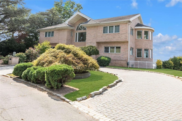 view of front of home with a front lawn