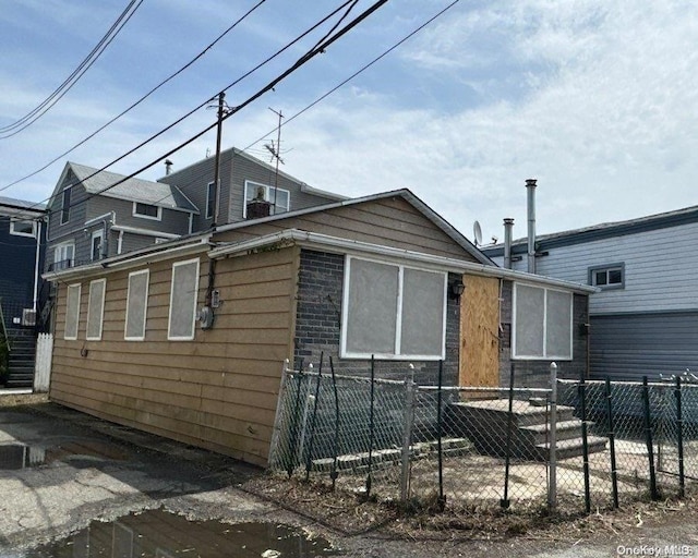 802 Lanark Rd, Broad Channel, NY 11693 - view of front facade with a fenced front yard