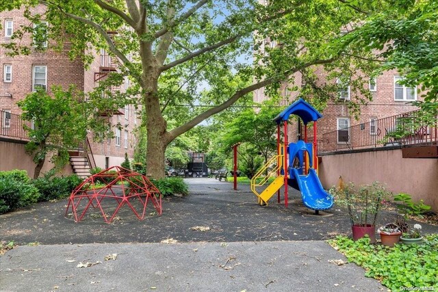 33-04 91st St Unit 5W, Jackson Heights, NY 11372 - view of community jungle gym
