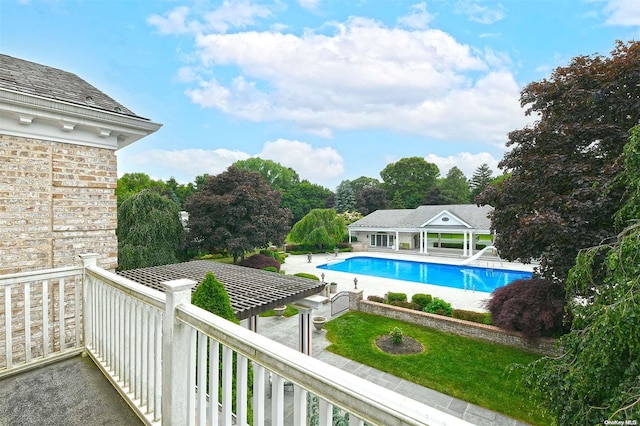 view of swimming pool