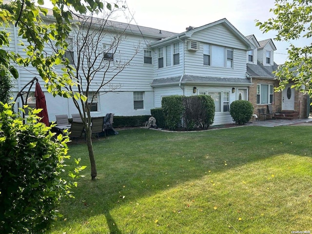 view of front of home featuring a front yard