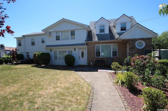 view of front of property featuring a front yard