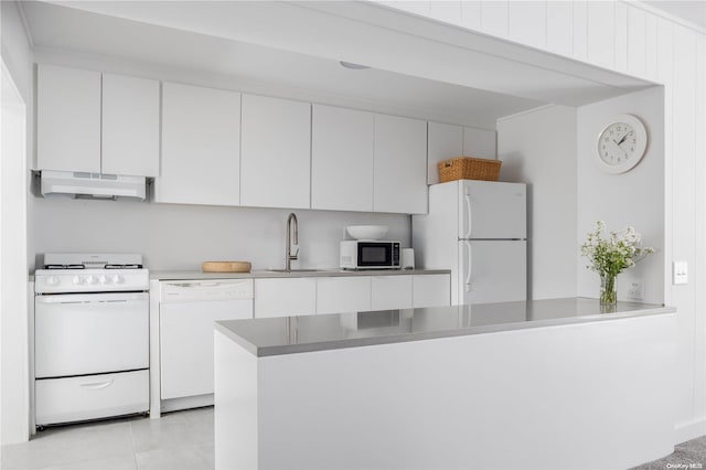 kitchen featuring white appliances, white cabinetry, kitchen peninsula, and range hood