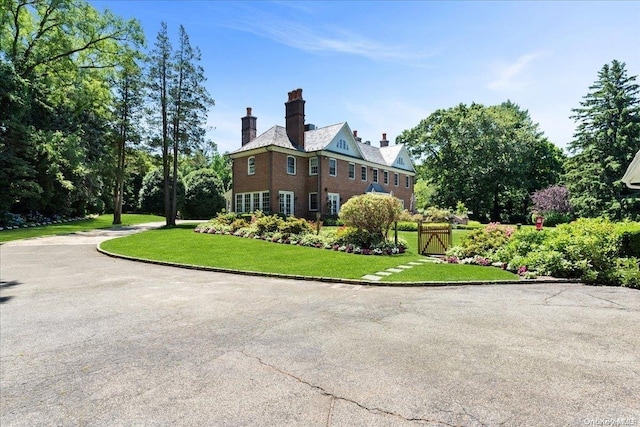 view of side of property featuring a lawn