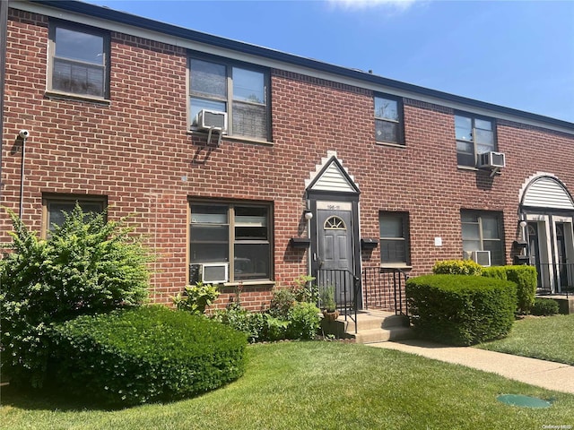 view of front of home featuring a front yard