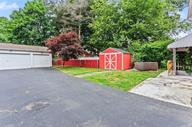 view of yard with a storage shed