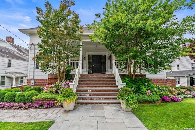 view of front of home featuring a front yard