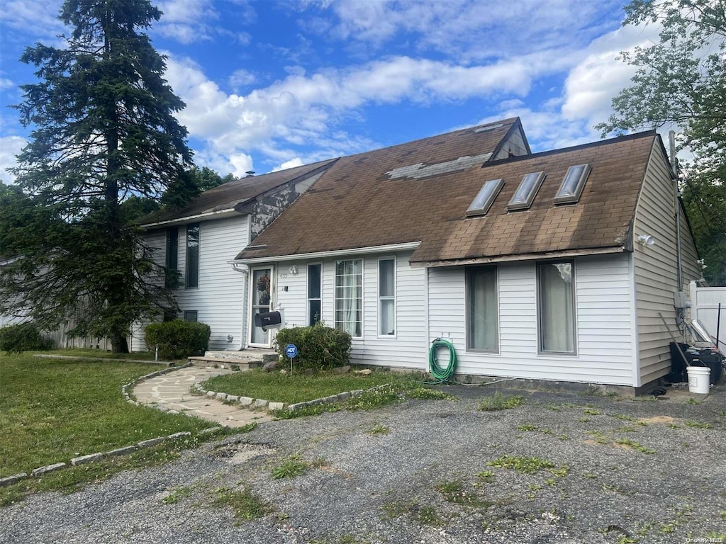 view of front facade with a front lawn