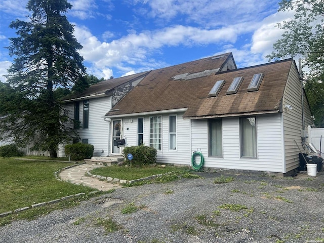 view of front facade with a front lawn