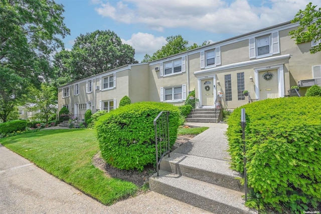 multi unit property featuring a front yard