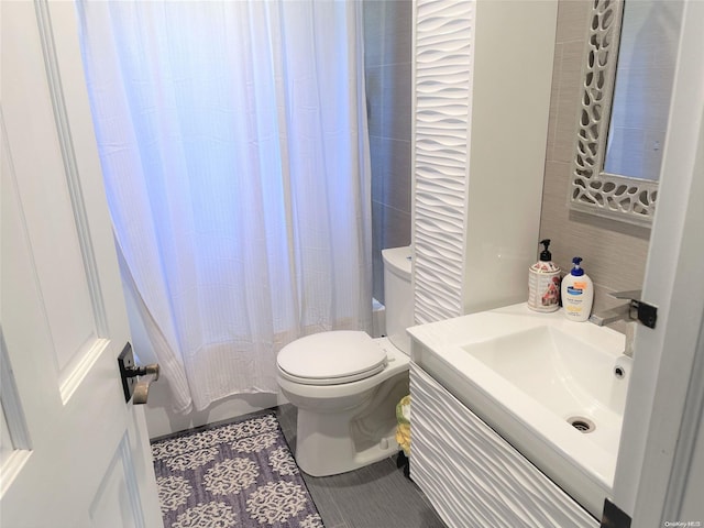 full bathroom featuring tile patterned flooring, shower / tub combo, vanity, and toilet