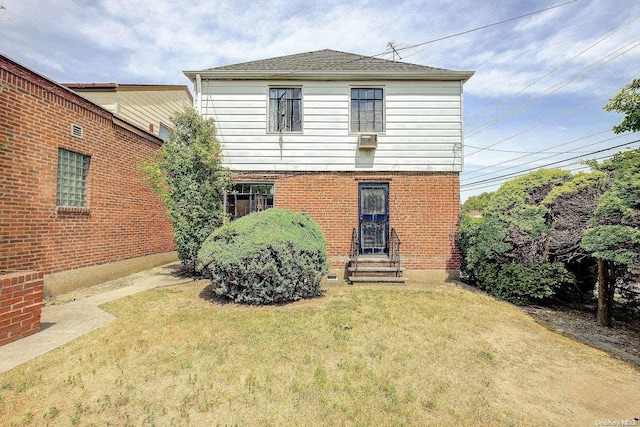 back of house featuring a yard