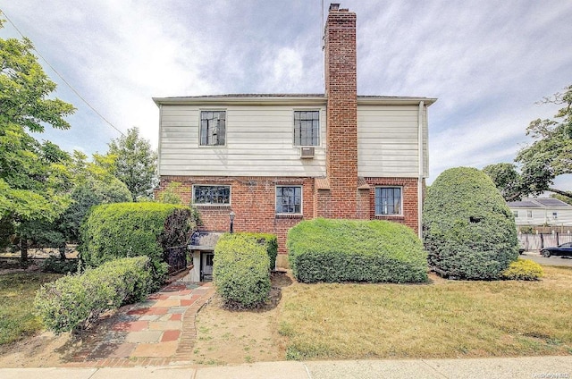 view of front of home featuring a front yard