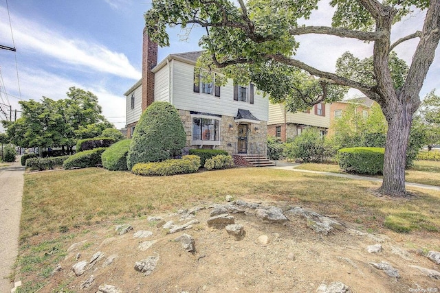 view of front facade featuring a front lawn