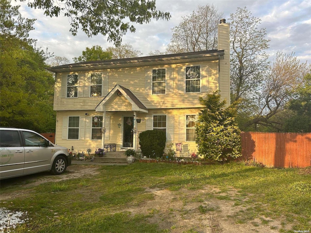 view of front of house featuring a front lawn