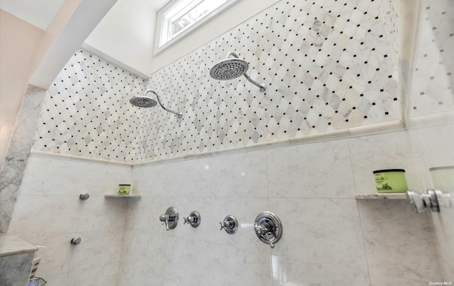 bathroom featuring a tile shower