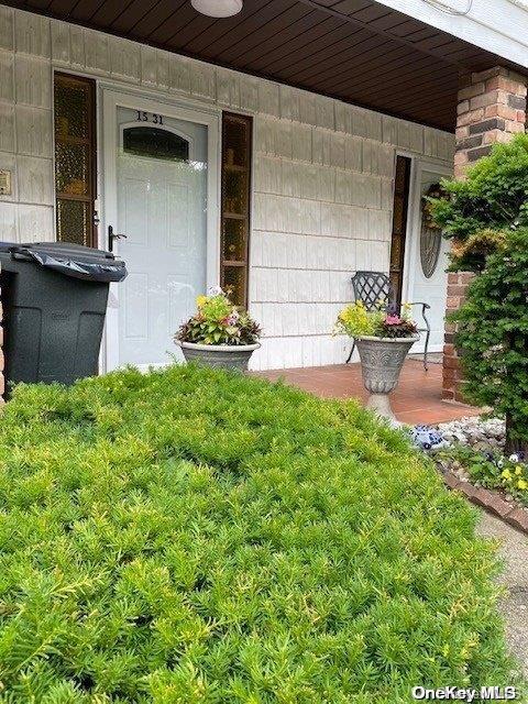 doorway to property with covered porch