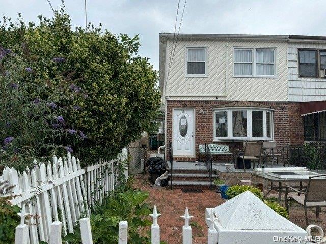 view of front facade featuring a patio