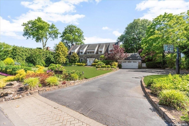 view of front of house featuring a front yard