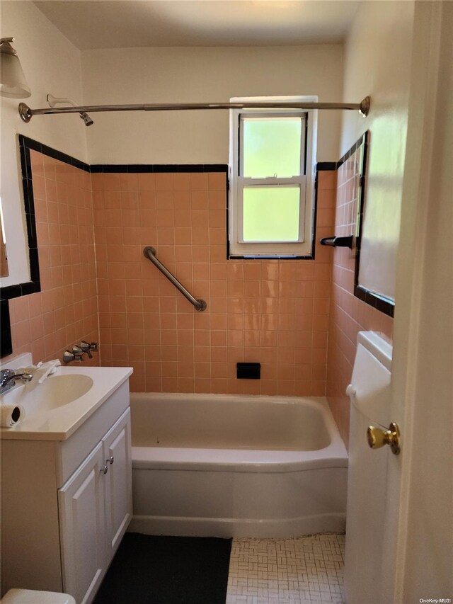 bathroom with vanity and tiled shower / bath