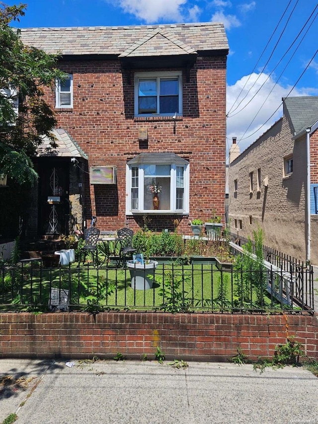 view of front of property with a front lawn