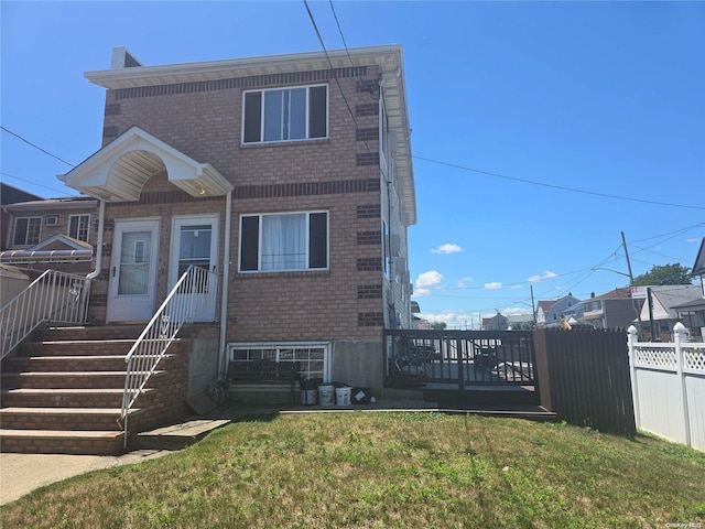 view of front of house featuring a front yard