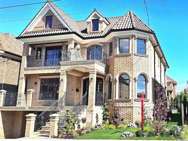 view of front of home featuring a porch and a balcony