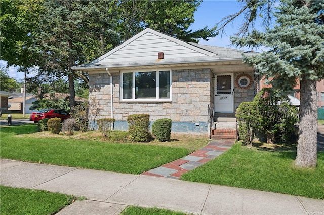 bungalow featuring a front yard