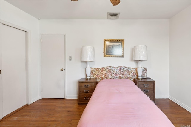 bedroom featuring a closet, dark hardwood / wood-style floors, and ceiling fan