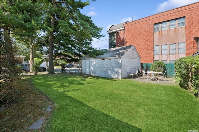 view of yard featuring a patio