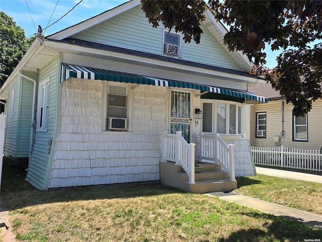 view of front of property with a front lawn