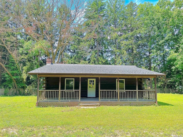 view of front of home featuring a front lawn