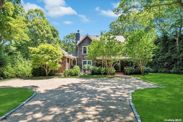 view of front of property featuring a front lawn