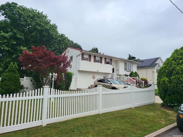 view of front of property featuring a front yard