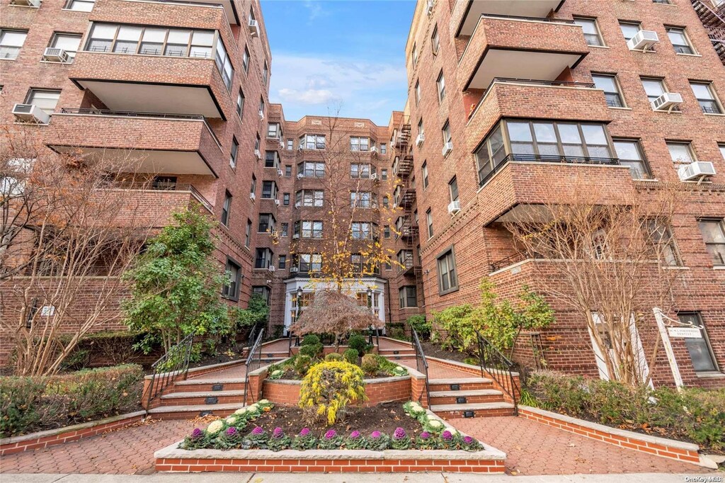 69-40 Yellowstone Blvd Unit 407, Forest Hills, NY 11375 - photo 1