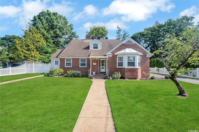 view of front facade featuring a front lawn